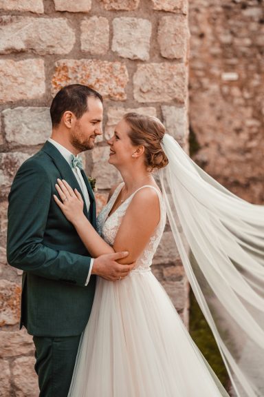 Braut und Bräutigam werden zur Golden Hour fotografiert