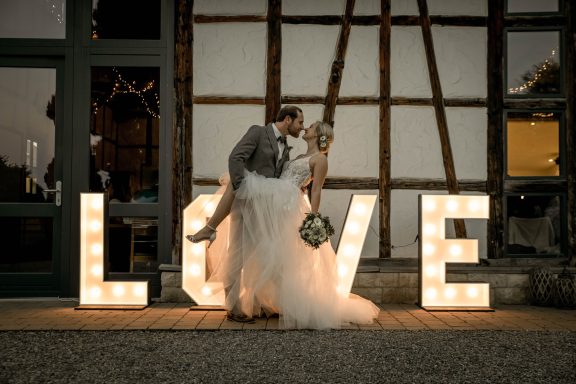 Hochzeitspaar in Pose von Fotograf aus Schwäbisch Gmünd festgehalten