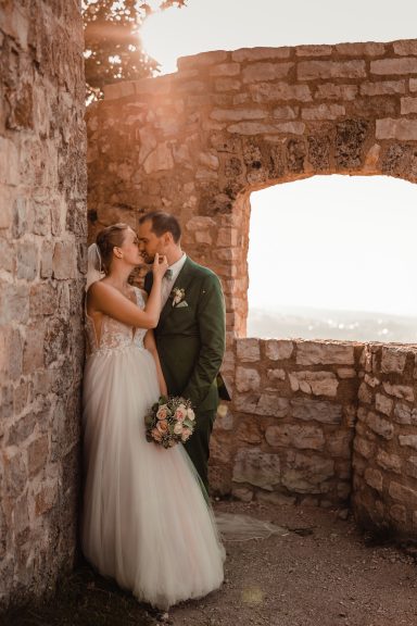Shooting zur Goldenen Stunde von Braut und Bräutigam
