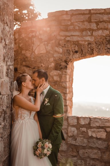 Hochzeitspaar fotografiert bei der goldenen Stunde